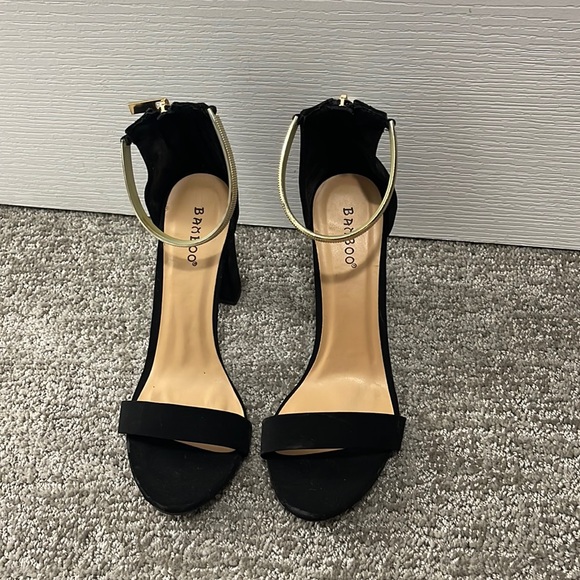 BAMBOO Shoes - Bamboo Gold Strap Heels. Size 9. Black.